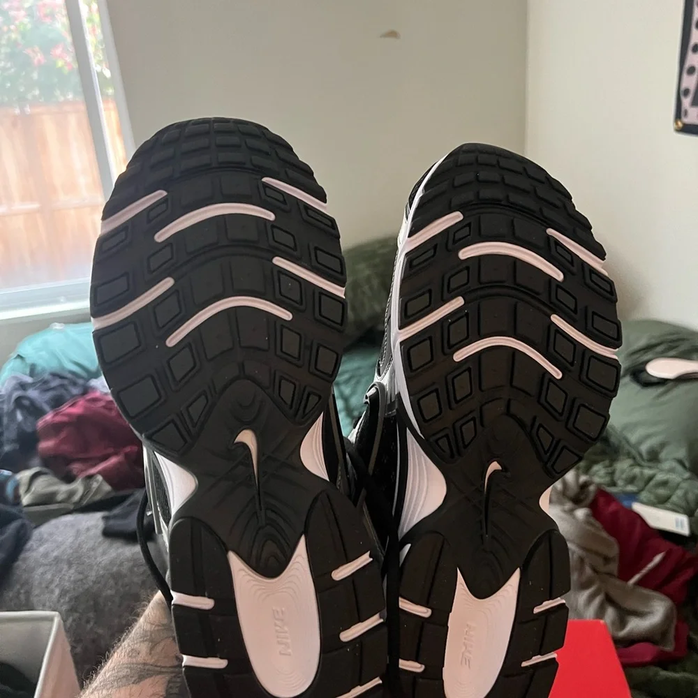 Nike V5 RNR Silver and Black Shoes - Picture 4 of 5